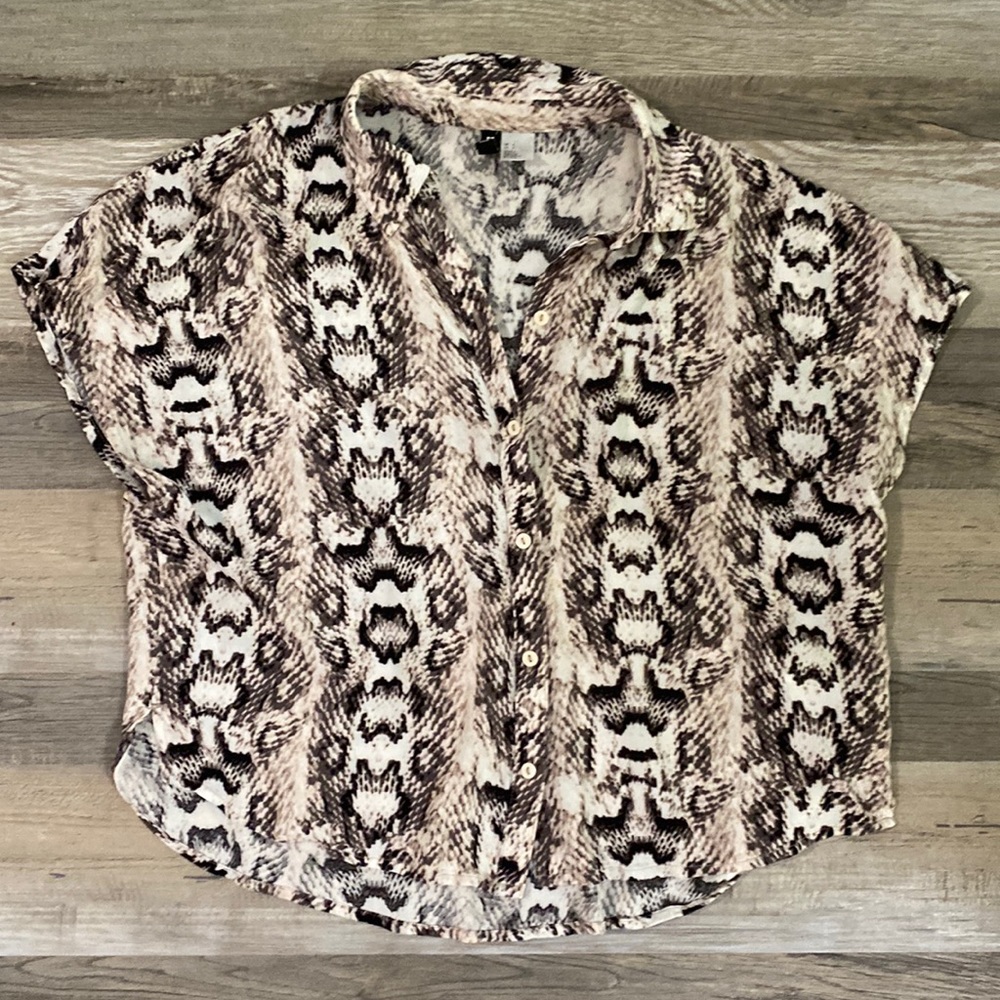 H&M Divided cropped shirt animal print.